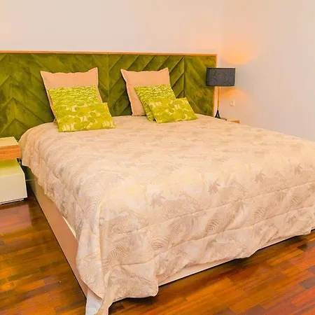 Charming In Village סינטרה